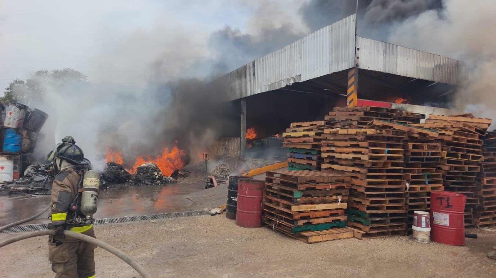 Incendio en almacén de materiales y aceites moviliza a cuerpos de emergencia en la zona de Tres Reyes