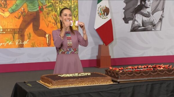 Celebra Sheinbaum 64 años de vida en la mañanera