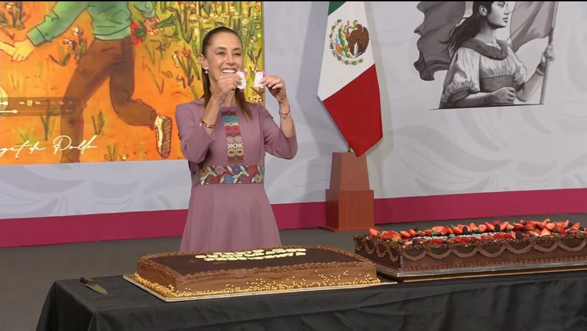Celebra Sheinbaum 64 años de vida en la mañanera