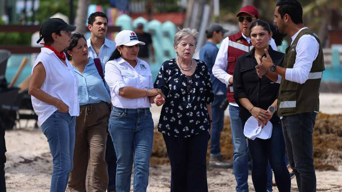 Supervisan Blanca Merari y Alicia Bárcena arribo de sargazo en Puerto Morelos