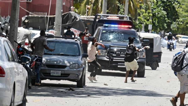 Apedrean patrulla en Cancún para impedir captura de presunta narcomenudista