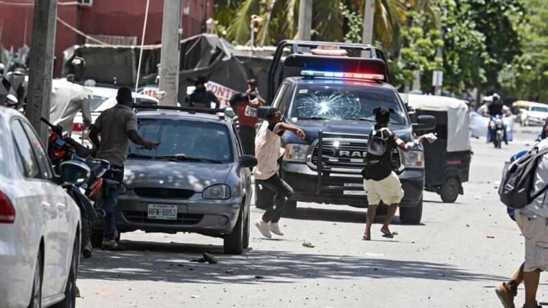 Apedrean patrulla en Cancún para impedir captura de presunta narcomenudista