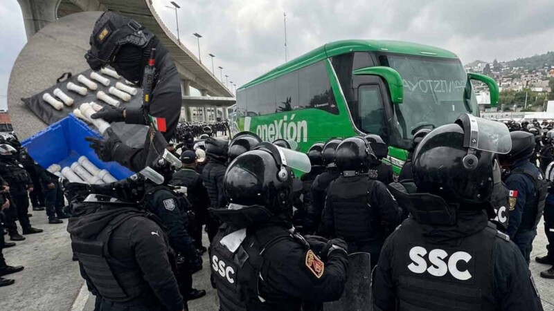 Autoridades "desarman" a maestros y alumnos de Ayotzinapa, les aseguran 59 explosivos caseros
