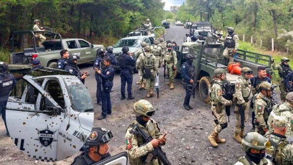 Comando embosca a convoy de policías en Michoacán y abaten a cinco