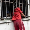 Presunto ladrón queda atrapado entre rejas y se vuelve sensación en redes