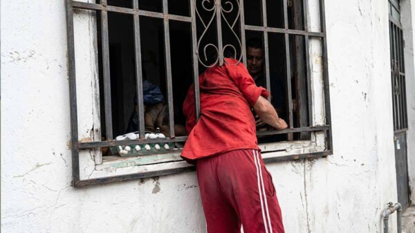 Presunto ladrón queda atrapado entre rejas y se vuelve sensación en redes