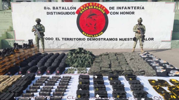 Ejercito mexicano incauta mega lote de pertrechos a facción de los "Chapitos" en Sinaloa