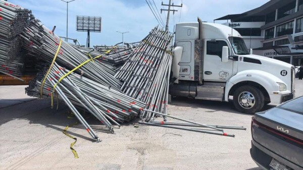 Accidente vial provoca caos sobre la Colosio rumbo al aeropuerto de Cancún