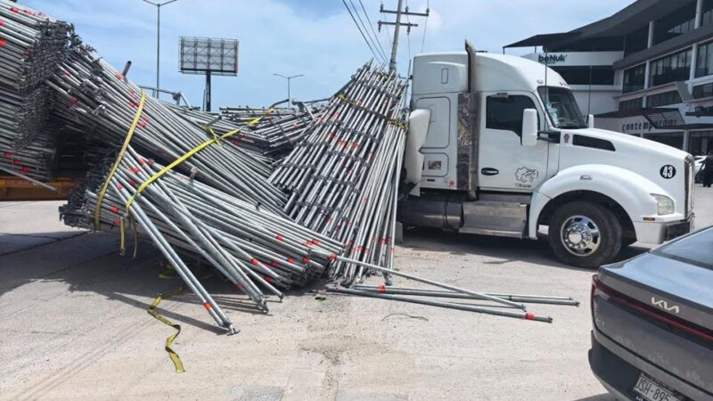 Accidente vial provoca caos sobre la Colosio rumbo al aeropuerto de Cancún
