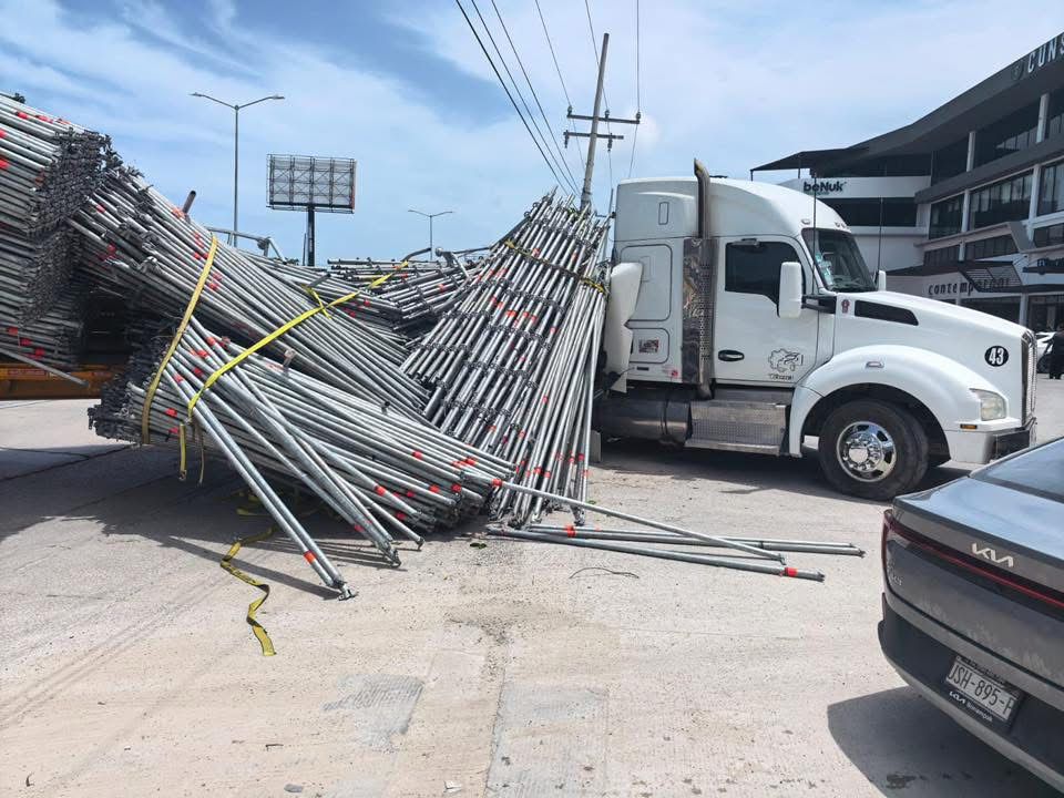 Accidente vial provoca caos sobre la Colosio rumbo al aeropuerto de Cancún