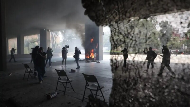 Destroza la CNTE oficinas de la SEP; hieren a dos policías