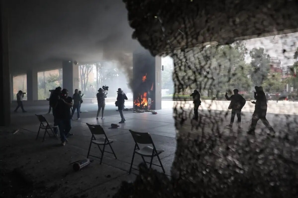 Destroza la CNTE oficinas de la SEP; hieren a dos policías