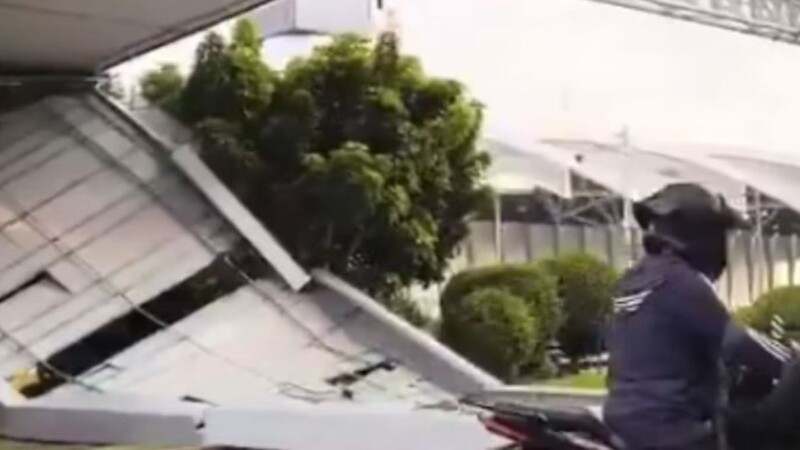Lesiona a conductora caída de una estructura en el aeropuerto de la CDMX