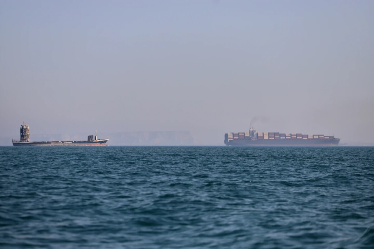 Un buque portacontenedores (a la derecha) y otro barco de carga pueden apreciarse en el estrecho de Ormuz, el miércoles 17 de junio de 2026, frente a Bandar Abbas, Irán.