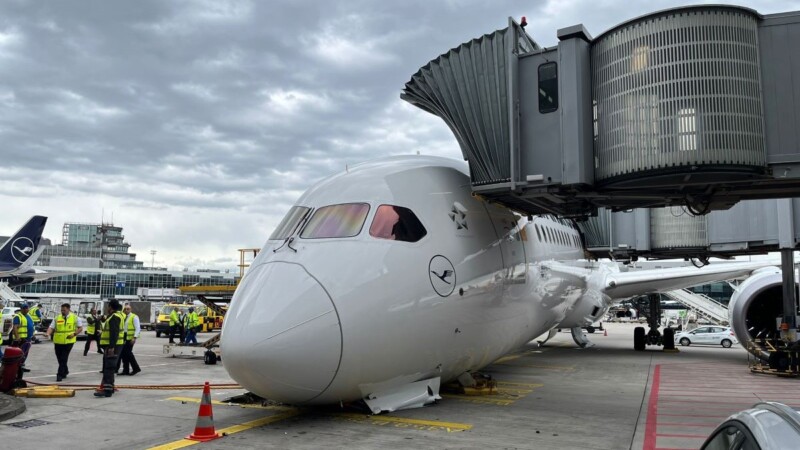 Colapsa tren de aterrizaje de un Boeing 787-9 de compañía aérea Lufthansa
