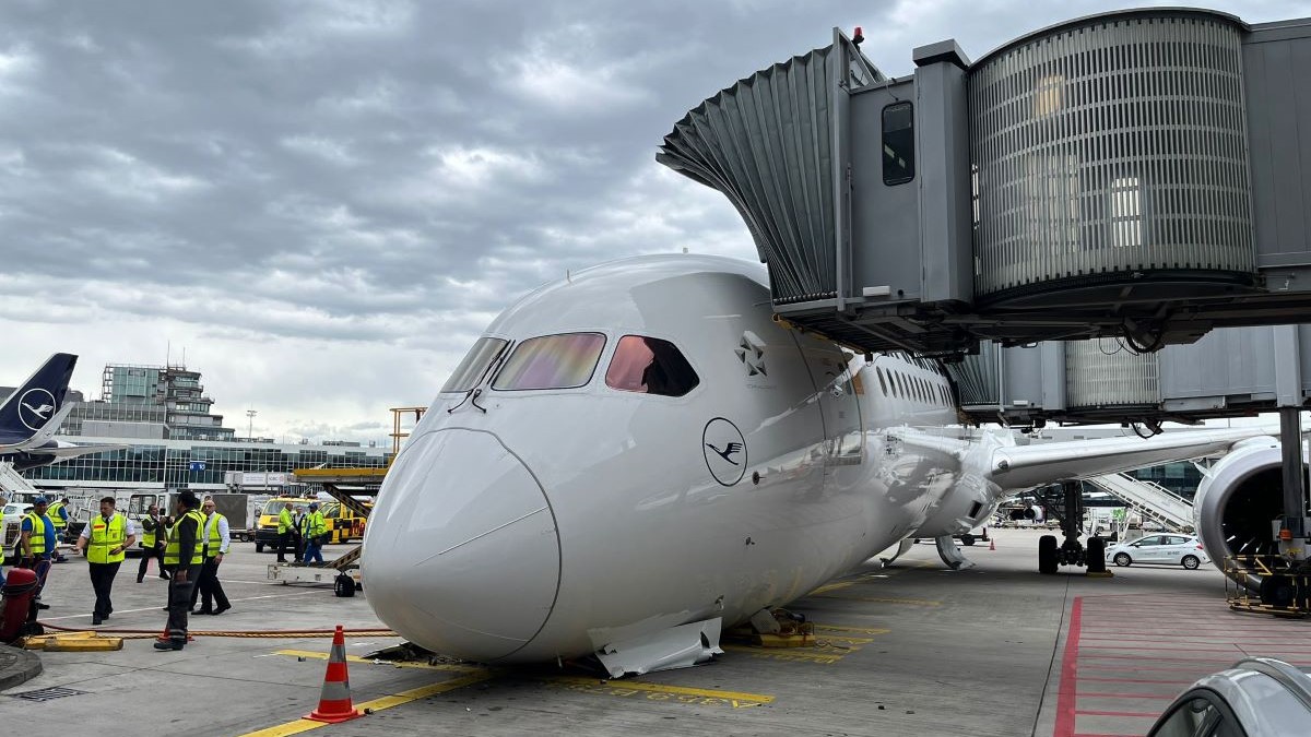 Colapsa tren de aterrizaje de un Boeing 787-9 de compañía aérea Lufthansa