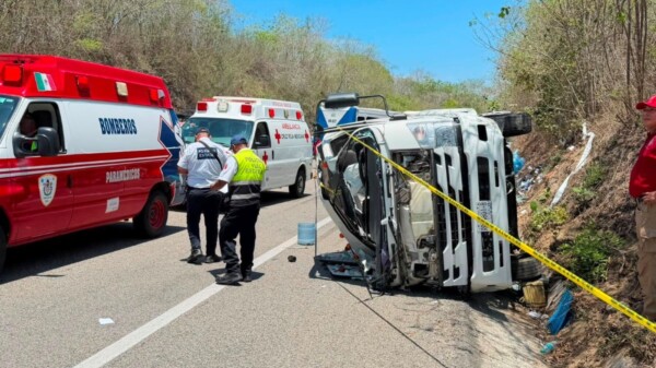 Choque entre autobús y camión repartidor deja tres muertos en Huatulco