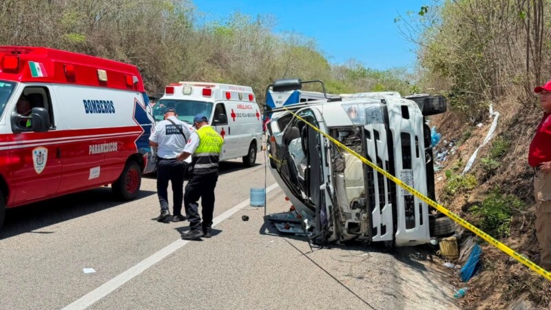 Choque entre autobús y camión repartidor deja tres muertos en Huatulco