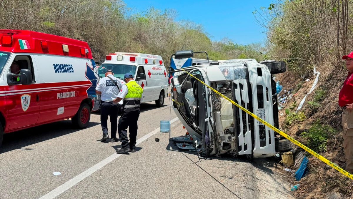Choque entre autobús y camión repartidor deja tres muertos en Huatulco