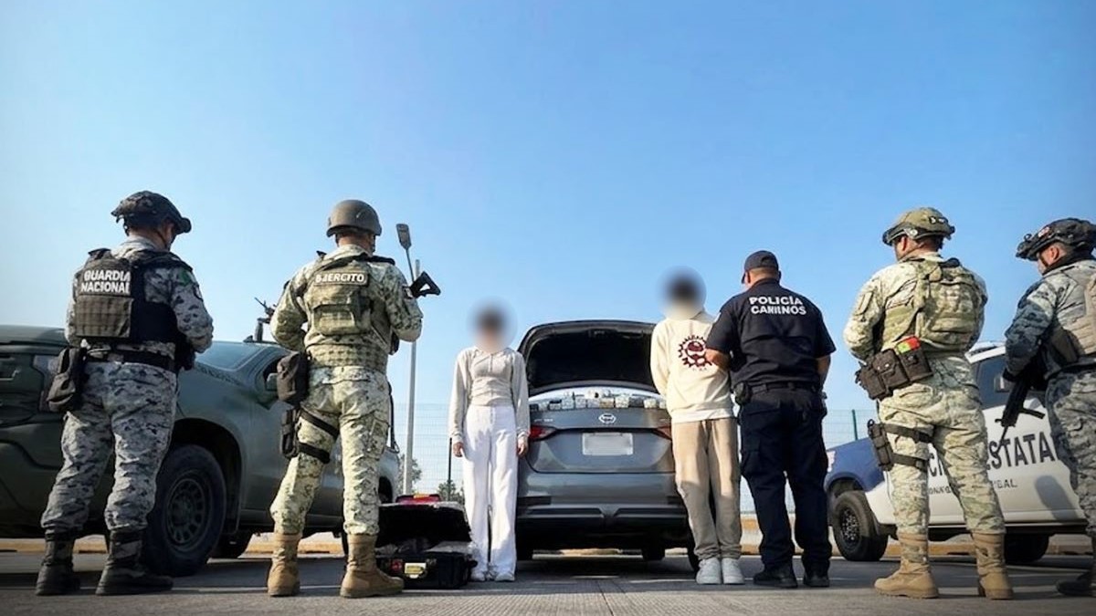 Detienen a pareja con más de un millón de pesos en efectivo en la carretera Querétaro-Irapuato