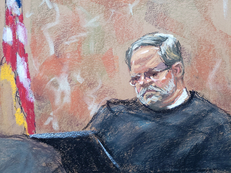 Reproducción fotográfica de un dibujo realizado por la artista Jane Rosenberg donde aparece el juez Brian Cogan durante la continuación del juicio por narcotráfico contra Joaquín "El Chapo" Guzmán.