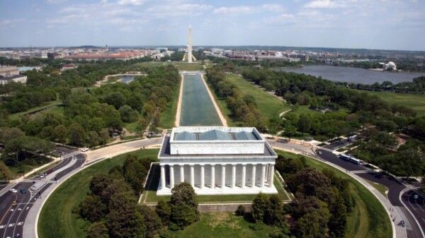 Restauración de monumental piscina por Trump resultó un fiasco