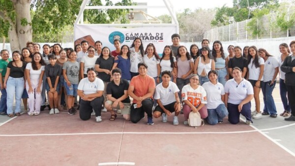 Marybel Villegas respalda demandas de estudiantes de la UPN en Playa del Carmen
