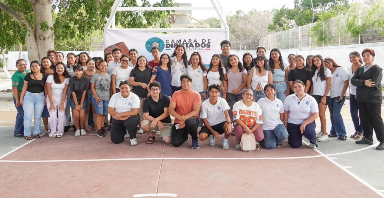 Marybel Villegas respalda demandas de estudiantes de la UPN en Playa del Carmen