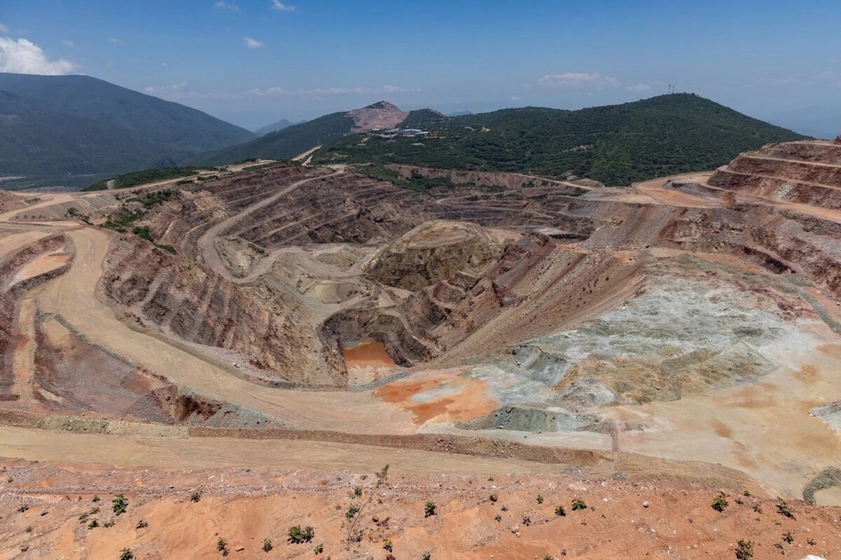El Sindicato Minero exige a las compañías extractivas mejores salarios, estabilidad en el trabajo y no trabajo eventual, seguridad en las minas y en los centros metalúrgicos, porque es sabido, dijo el abogado sindical, “la actividad con mayor número de riesgos para la salud de los trabajadores y su vida, es la minería”. 