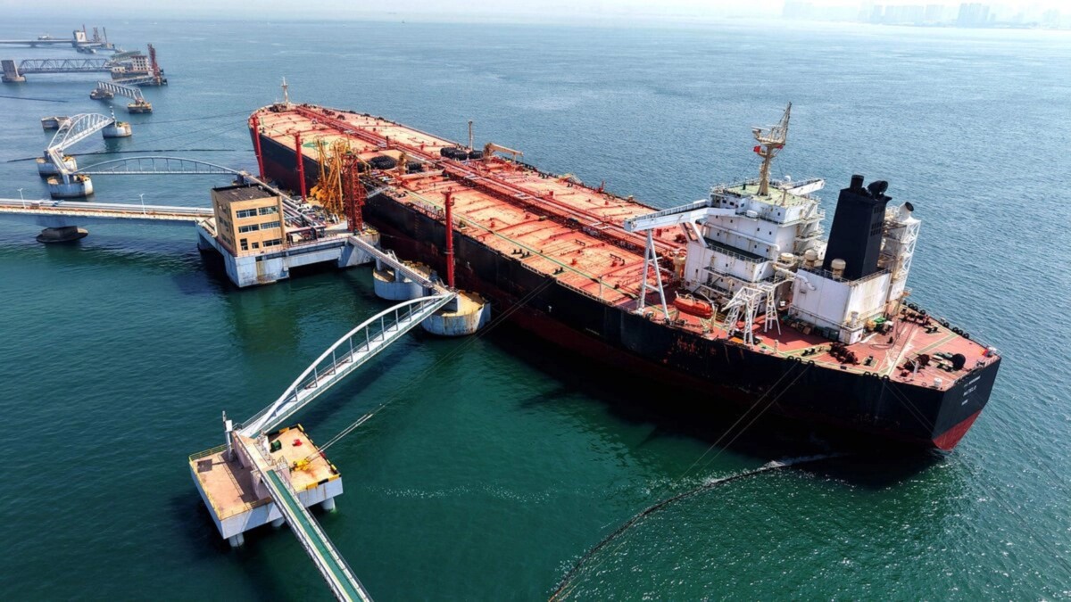 Fotografía aérea que muestra un buque cisterna descargando petróleo crudo importado en un puerto terminal de Qingdao, en la provincia oriental china de Shandong.