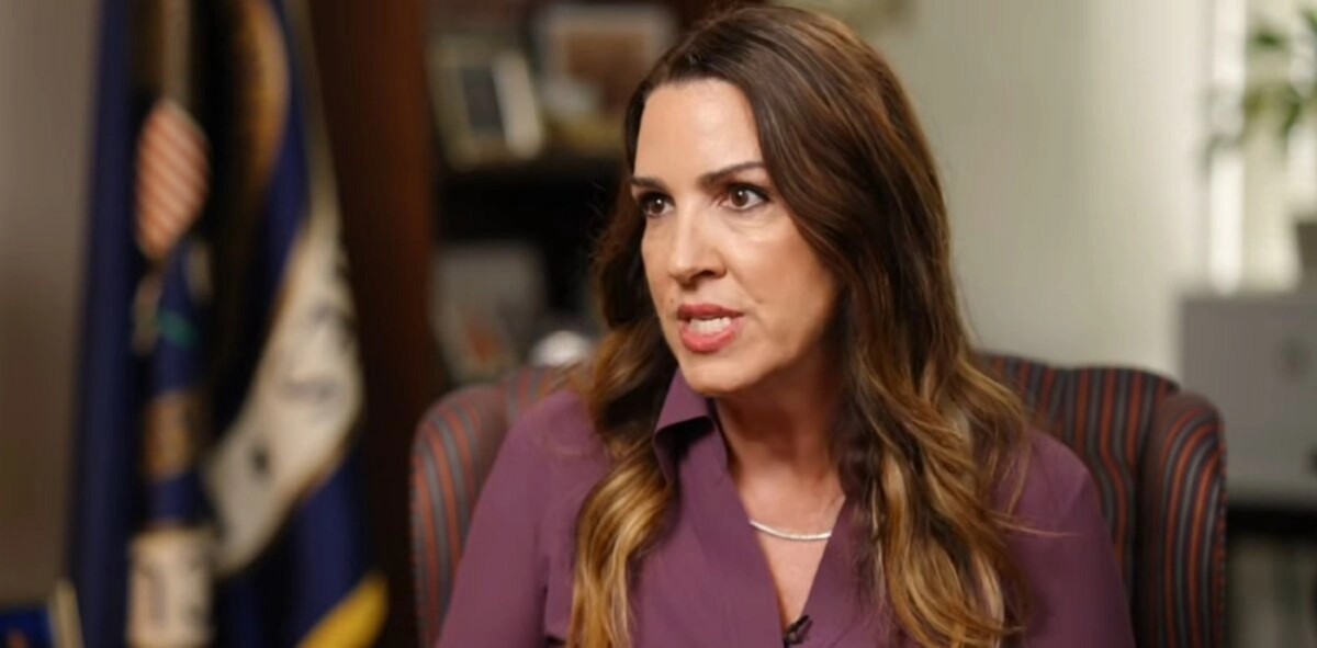 En una entrevista con el programa American Thought Leaders, Sara Carter sostuvo que la estrategia de Washington busca desmantelar tanto las estructuras operativas como las redes financieras y de protección política que permiten el funcionamiento del narcotráfico. 