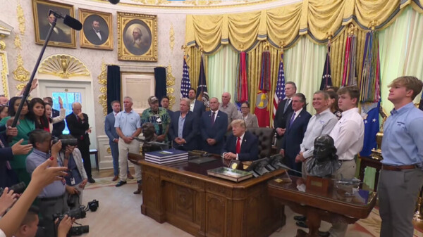 Trump frena ataque contra Irán, dice habrá paz; lo desmienten