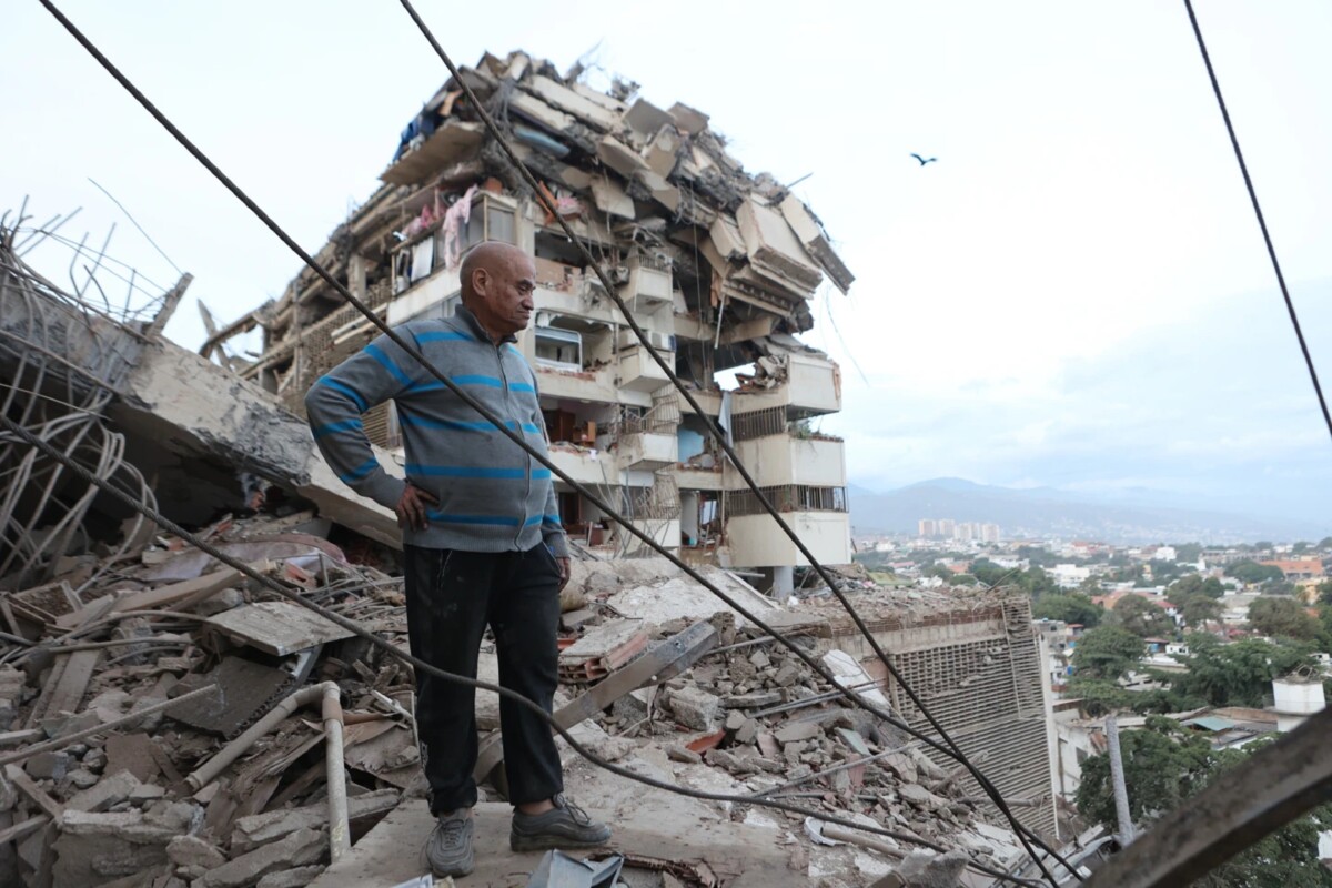 Un hombre permanece de pie entre los escombros de un edificio derrumbado tras un terremoto en La Guaira, Venezuela, el jueves 25 de junio de 2026. 