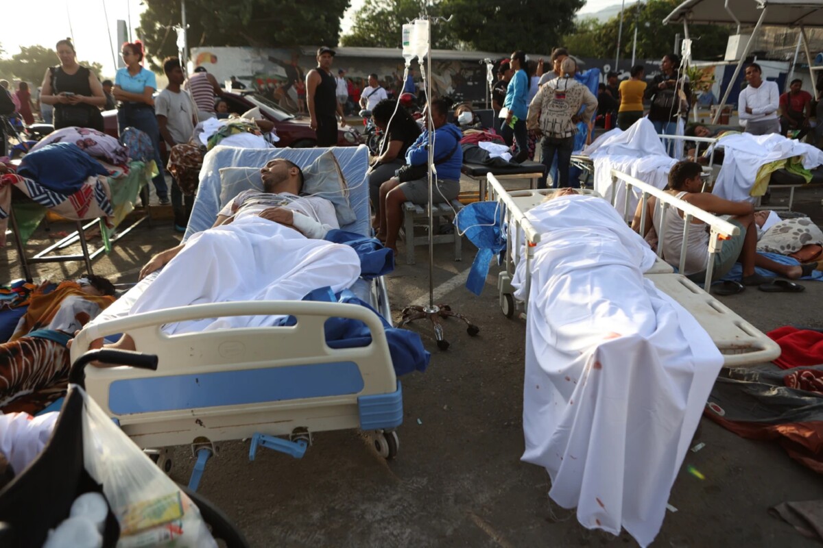 Pacientes yacen en el exterior de un hospital evacuado tras resultar dañado por un terremoto en Catia La Mar, Venezuela, el jueves 25 de junio de 2026. 