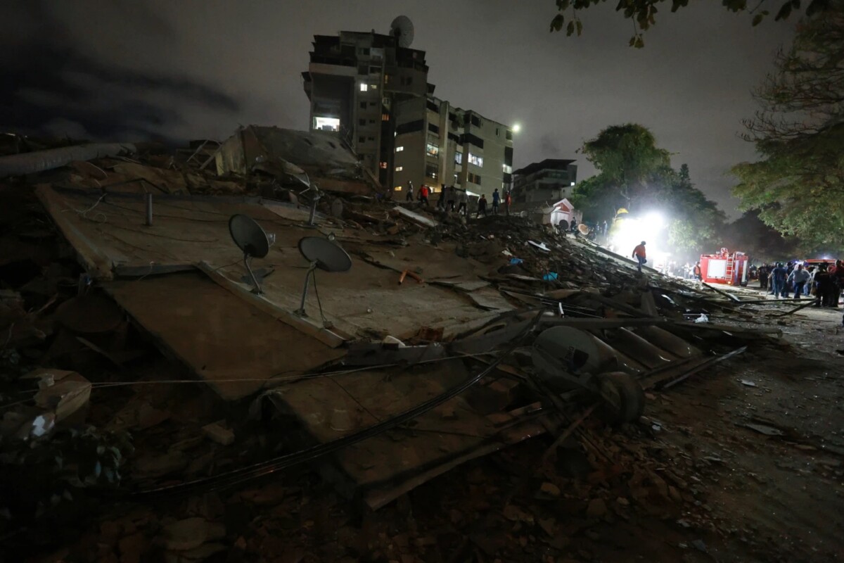 Los equipos de rescate buscan entre los escombros de un edificio derrumbado tras un terremoto en Caracas, Venezuela.