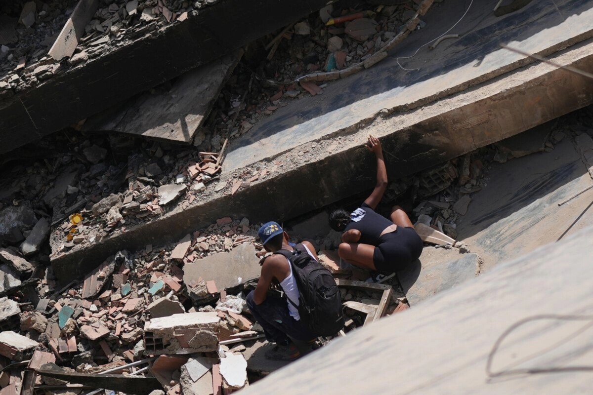 Una mujer busca sobrevivientes en un edificio colapsado en La Guaira, Venezuela, el 27 de junio de 2026. 