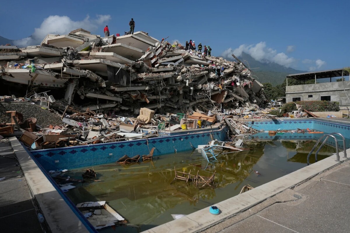 Los equipos de rescate buscan entre los escombros tres días después de que los terremotos azotaran Catia La Mar, Venezuela, el sábado 27 de junio de 2026. 