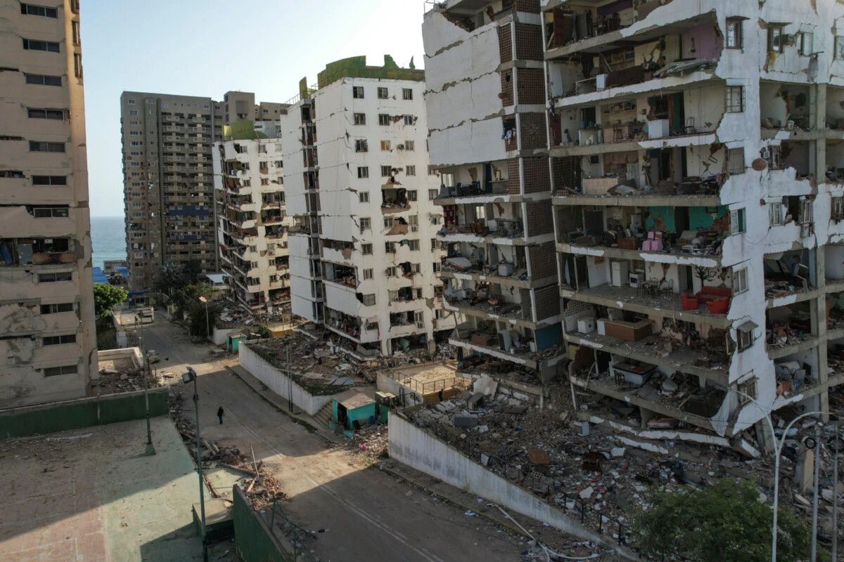 Edificios dañados por los terremotos tres días después de que estos sacudieran Catia La Mar, Venezuela, el sábado 27 de junio de 2026. 