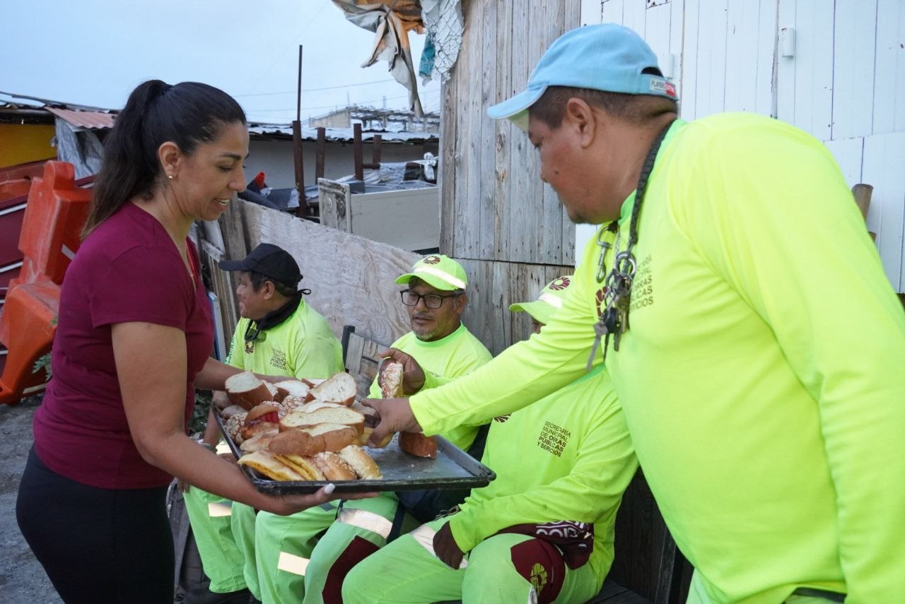 La diputada federal compartió café y pan con trabajadores de Servicios Públicos antes del inicio de su jornada, distribuyó el periódico Regeneración en calles de Cancún y atendió solicitudes de gestión para mejorar un jardín de niños en la Región 95.