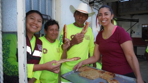 Marybel Villegas reconoce a quienes levantan Cancún todos los días