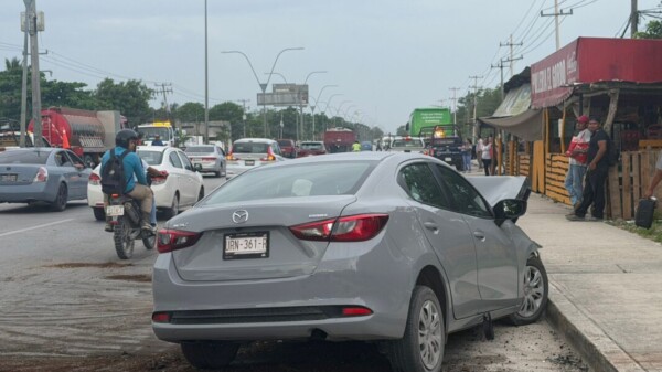 Choque entre automóvil y autobús deja un lesionado en la avenida López Portillo en Cancún