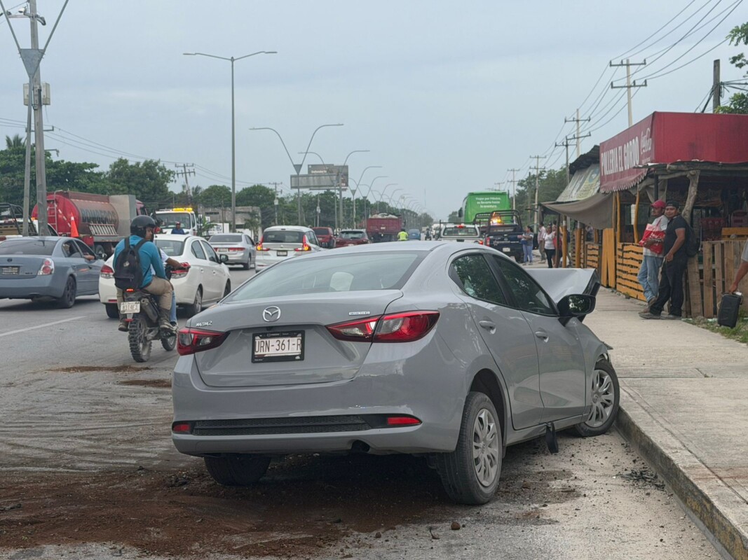 Choque entre automóvil y autobús deja un lesionado en la avenida López Portillo en Cancún