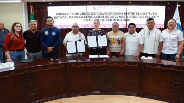 Atenea Gómez fortalece la educación en Isla Mujeres con firma de convenio con el IEEJA y entrega de certificados