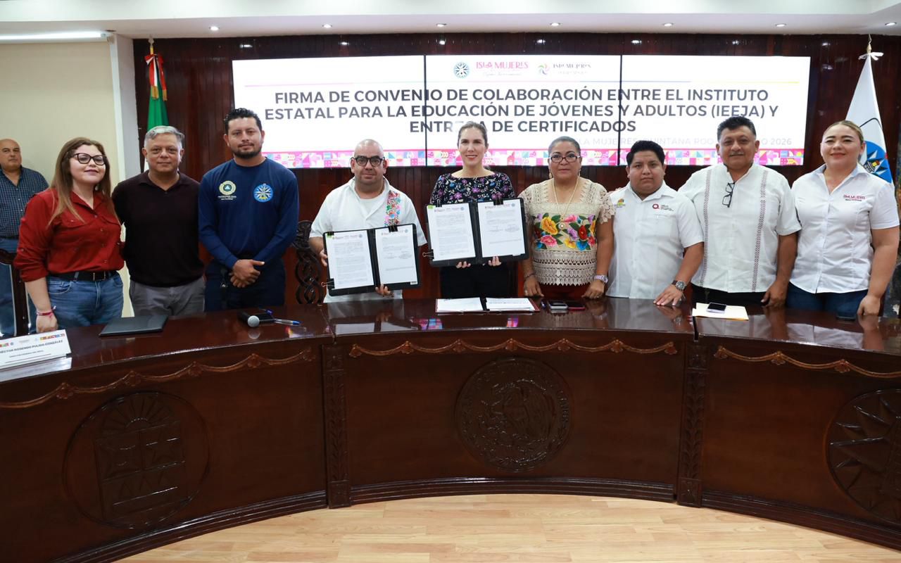Atenea Gómez fortalece la educación en Isla Mujeres con firma de convenio con el IEEJA y entrega de certificados