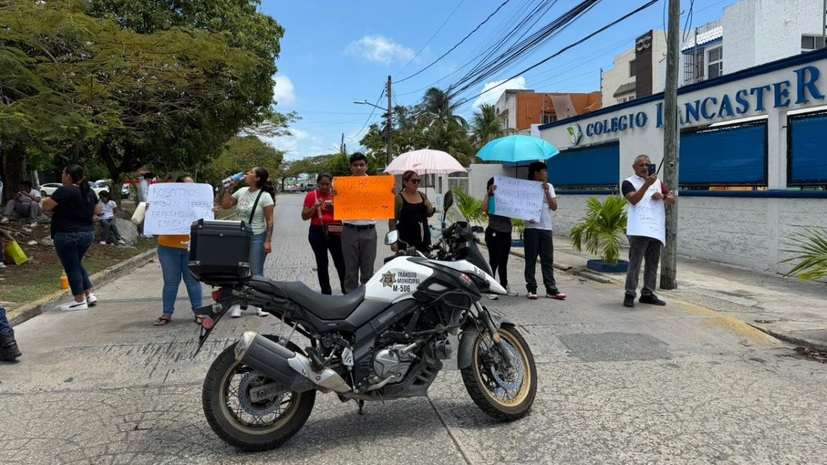 Padres de familia bloquean la avenida Palenque por deficiencia en el CAM ‘Cultura Maya’ en Cancún