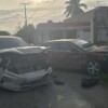 Accidente vial en la Supermanzana 103 deja daños en vehículos y una vivienda
