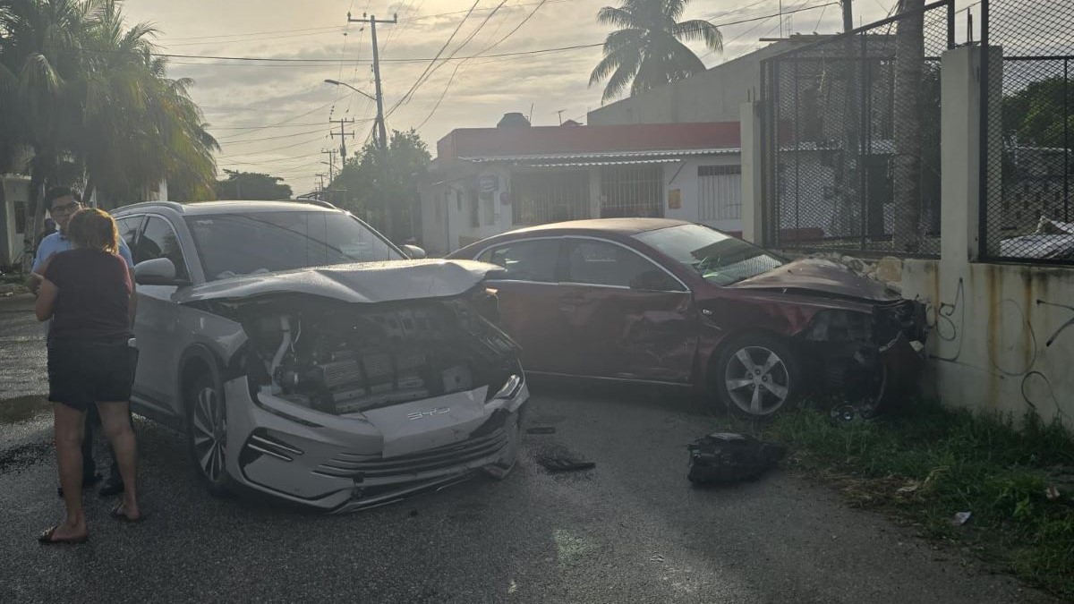 Accidente vial en la Supermanzana 103 deja daños en vehículos y una vivienda