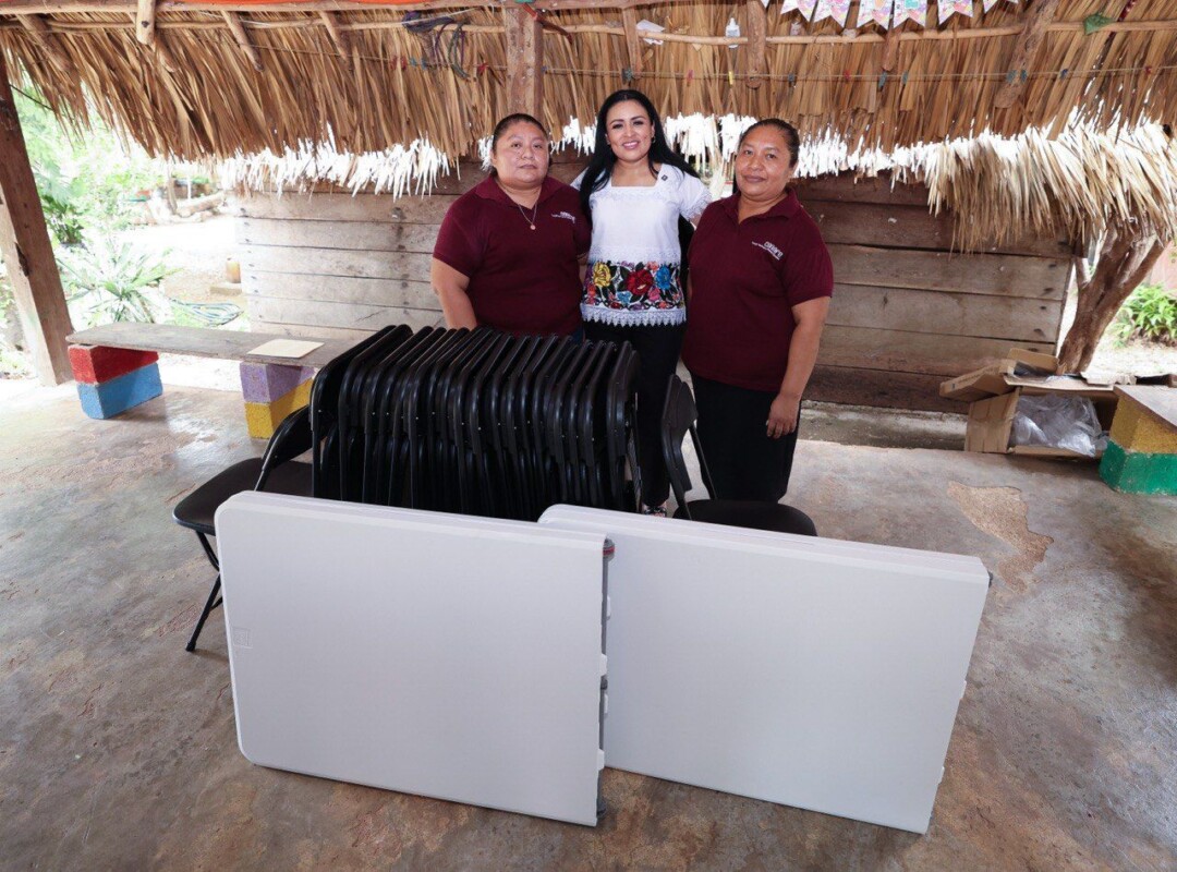 La presidenta municipal entregó mobiliario y materiales gestionados para fortalecer proyectos educativos y culturales que benefician a niñas, niños y familias de la comunidad.