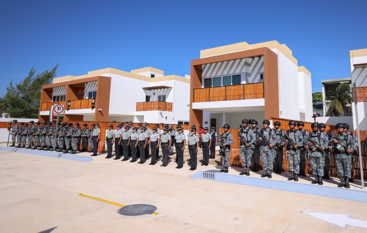 Inauguran Unidad Habitacional de la Guardia Nacional en Puerto Morelos. Es un complejo habitacional de 10 viviendas que fortalecerá el bienestar, la estabilidad familiar y el arraigo del personal de la corporación.