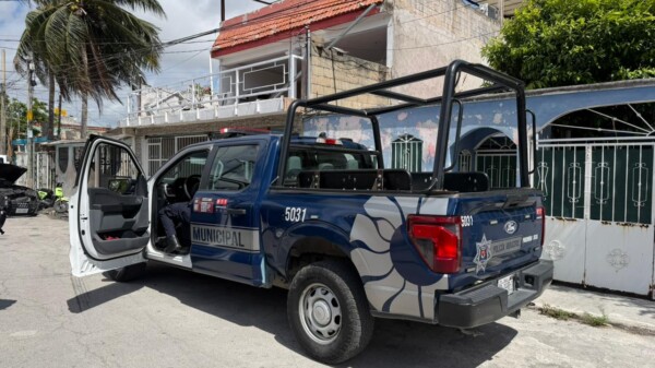Intentan privar de la libertad a un automovilista en la Región 233 de Cancún